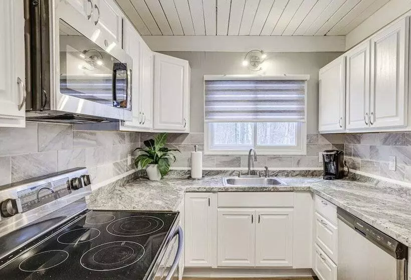 Tobyhanna Home W/ Private Hot Tub & Pool Table!