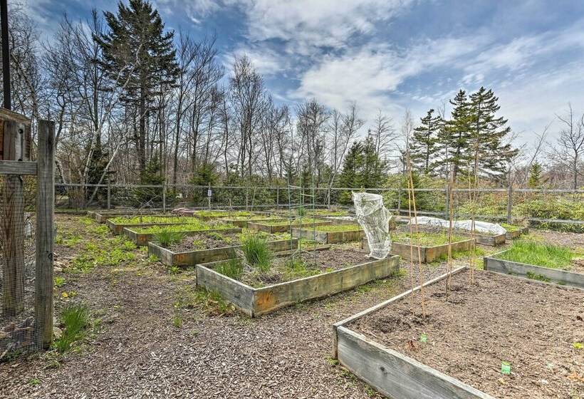 Tobyhanna Home W/ Private Hot Tub & Pool Table!