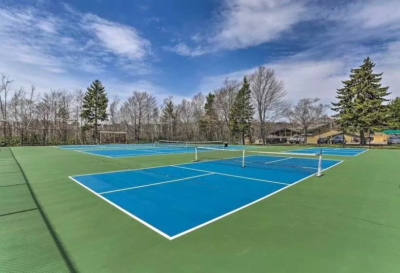 Tobyhanna Home W/ Private Hot Tub & Pool Table!