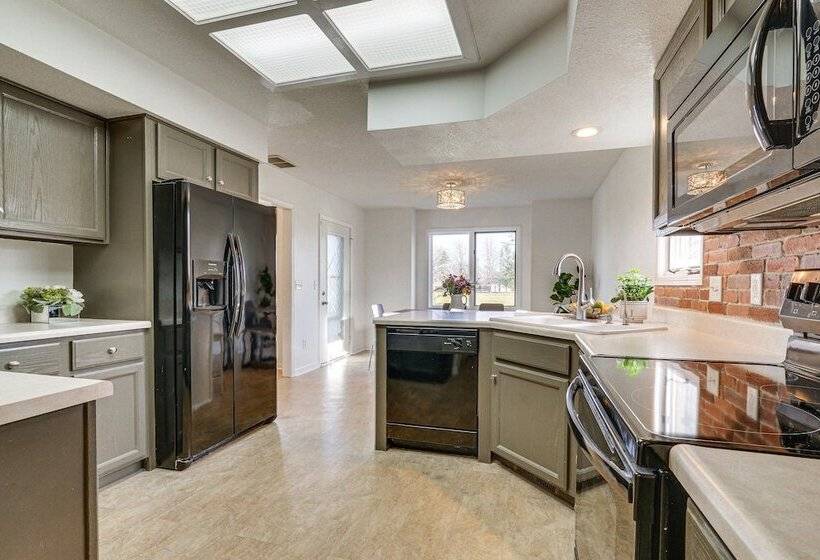 Tranquil Fort Wayne Home: 7 Mi To Downtown