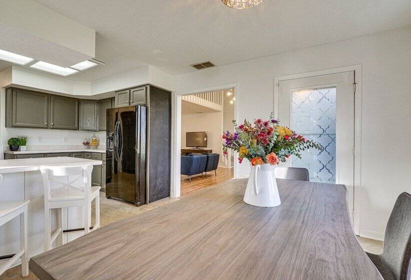 Tranquil Fort Wayne Home: 7 Mi To Downtown