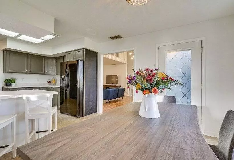 Tranquil Fort Wayne Home: 7 Mi To Downtown