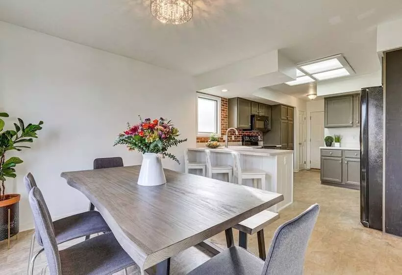 Tranquil Fort Wayne Home: 7 Mi To Downtown