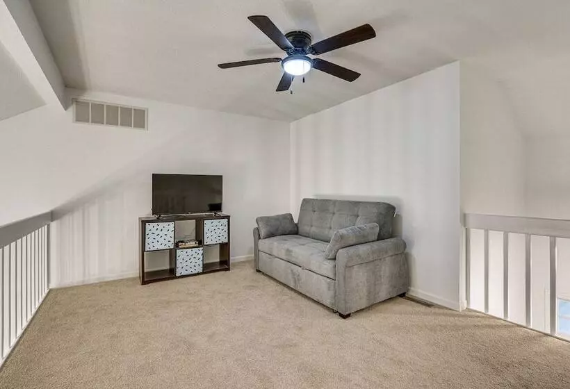 Tranquil Fort Wayne Home: 7 Mi To Downtown