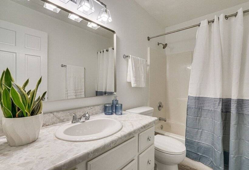 Tranquil Fort Wayne Home: 7 Mi To Downtown