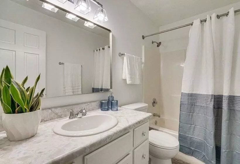 Tranquil Fort Wayne Home: 7 Mi To Downtown