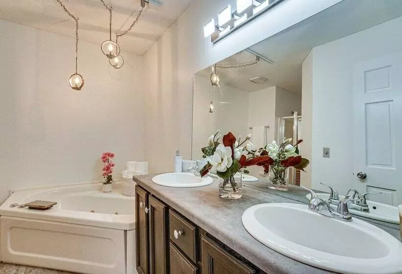 Tranquil Fort Wayne Home: 7 Mi To Downtown