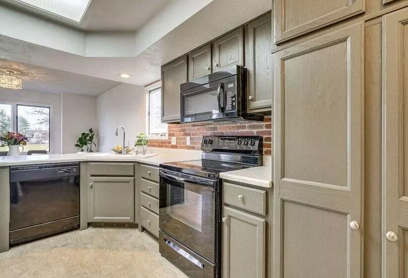 Tranquil Fort Wayne Home: 7 Mi To Downtown