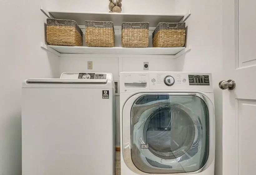 Tranquil Fort Wayne Home: 7 Mi To Downtown