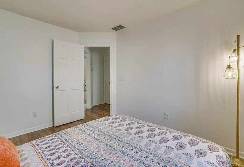 Tranquil Fort Wayne Home: 7 Mi To Downtown