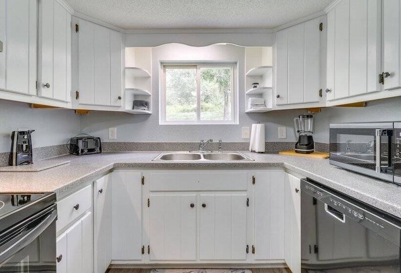 Blairsville Beauty Near Hiking Trails & Vineyards!