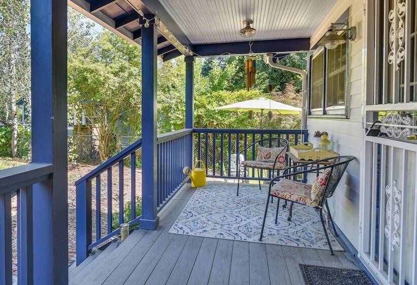 Charming City Cottage ~ 8 Mi To Downtown Portland!