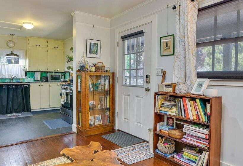 Charming City Cottage ~ 8 Mi To Downtown Portland!