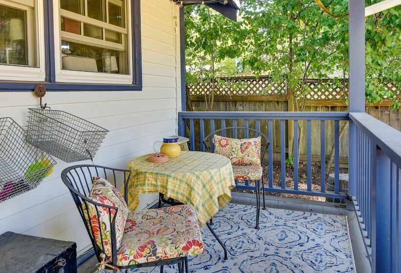 Charming City Cottage ~ 8 Mi To Downtown Portland!