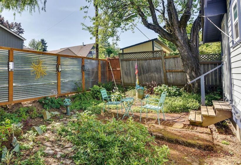 Charming City Cottage ~ 8 Mi To Downtown Portland!