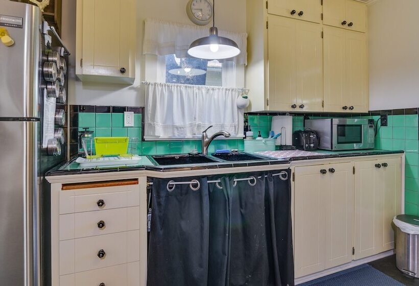 Charming City Cottage ~ 8 Mi To Downtown Portland!