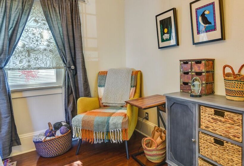 Charming City Cottage ~ 8 Mi To Downtown Portland!