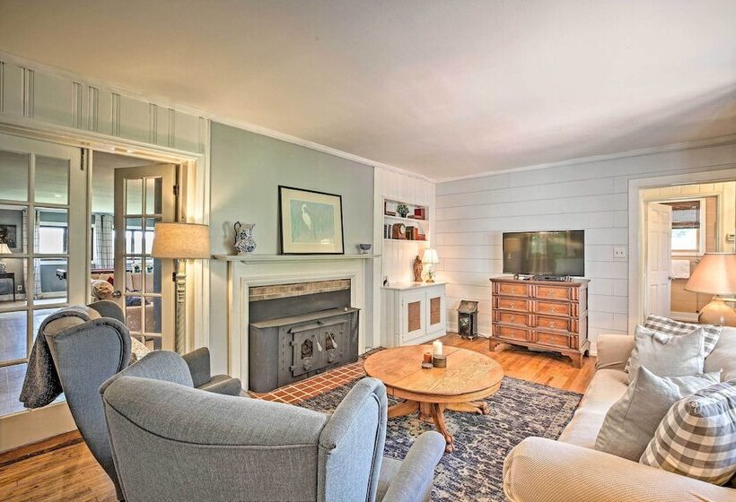 Charming Summerville Home W/ Yard & Sunroom!