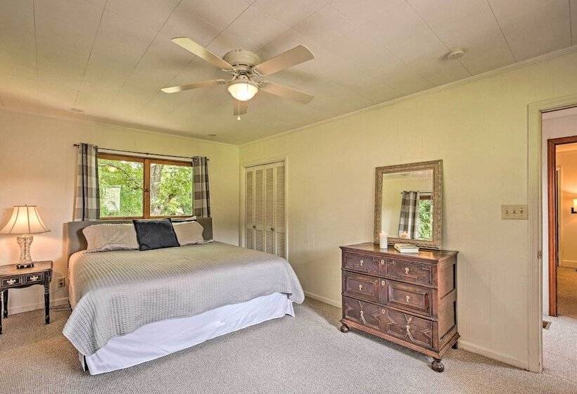 Charming Summerville Home W/ Yard & Sunroom!