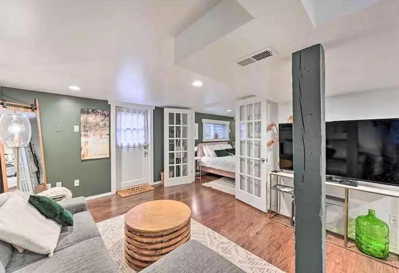 3 Mi To Dtwn Seattle: Queen Anne Apartment!