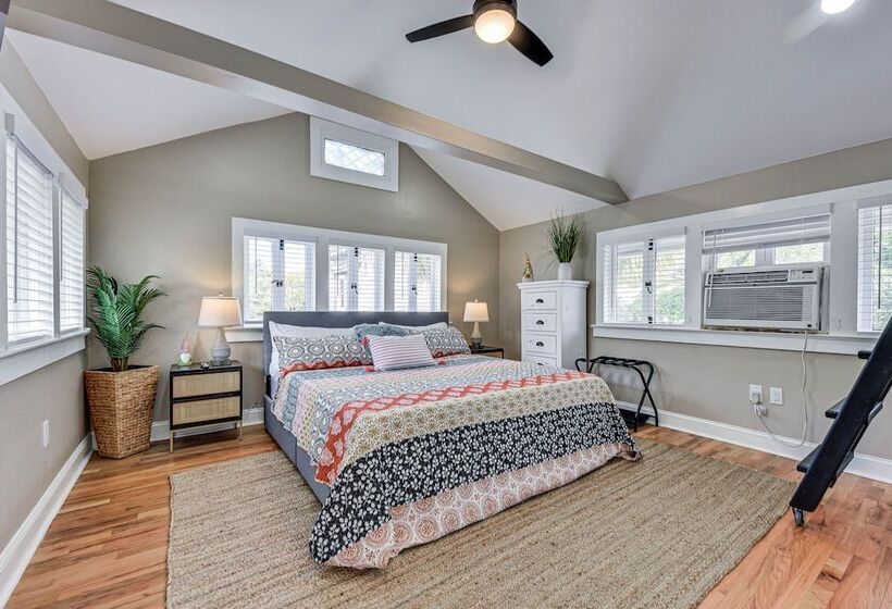 Cozy Jacksonville Cottage, Walkable Location!