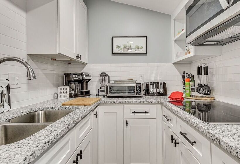 Cozy Jacksonville Cottage, Walkable Location!