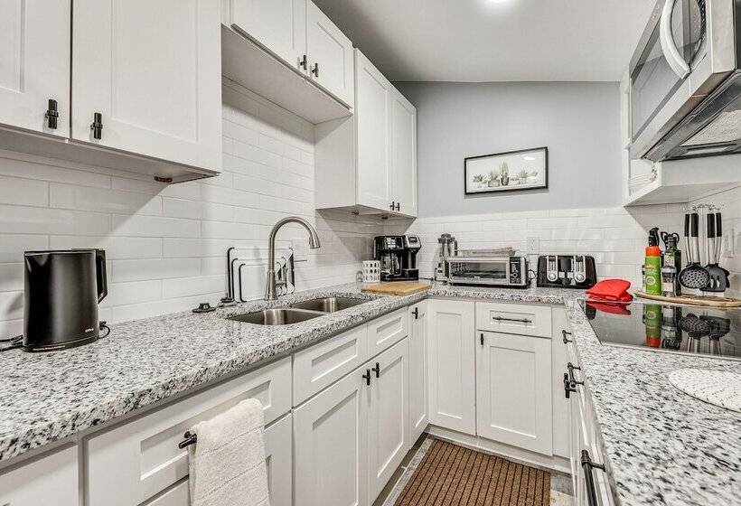 Cozy Jacksonville Cottage, Walkable Location!