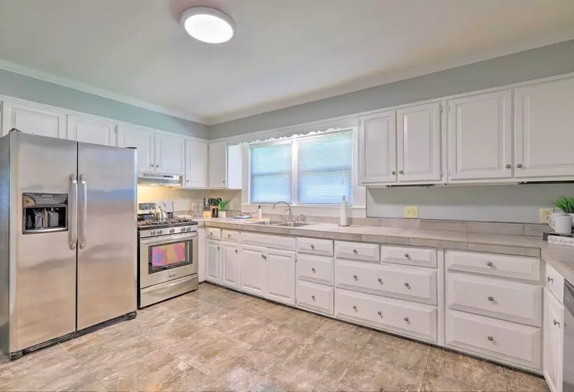 Cozy Jonesboro Abode W/ Yard   18 Mi To Dtwn!