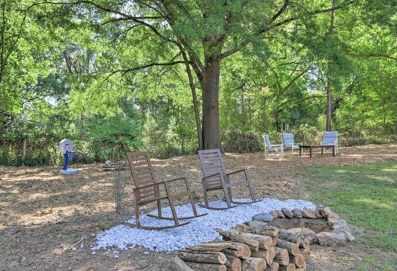 Cozy Jonesboro Abode W/ Yard 18 Mi To Dtwn!