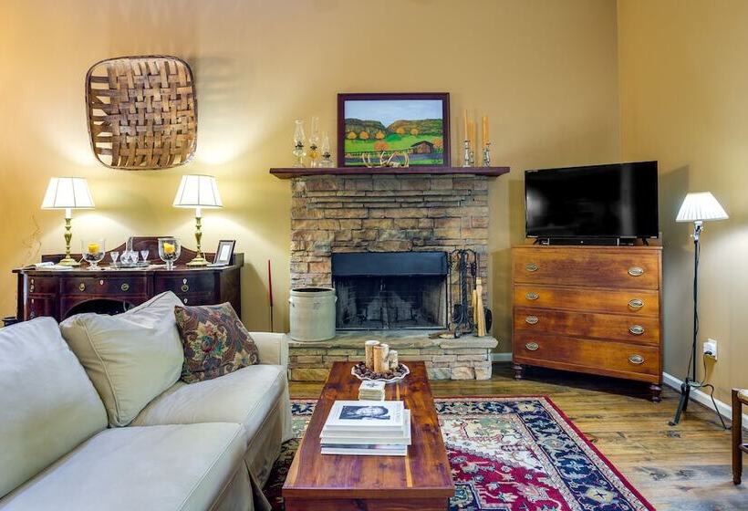 Dog Friendly Dahlonega Home W/ Private Fire Pit!