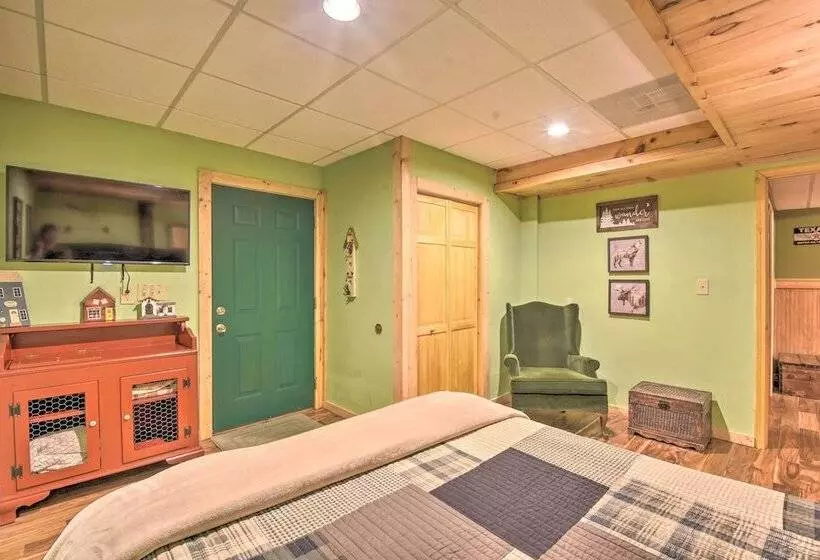 Dreamy Ellijay Resort Cabin W/ Game Room & Decks!