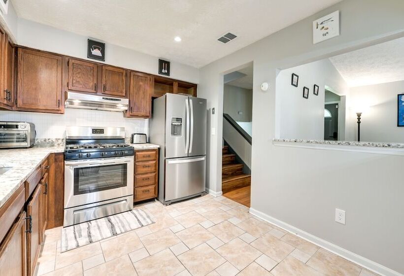 Fairburn Home W/ 2 Decks, Grill & Outdoor Dining!