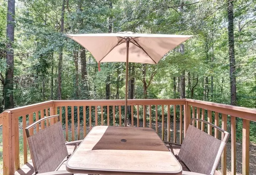 Fairburn Home W/ 2 Decks, Grill & Outdoor Dining!