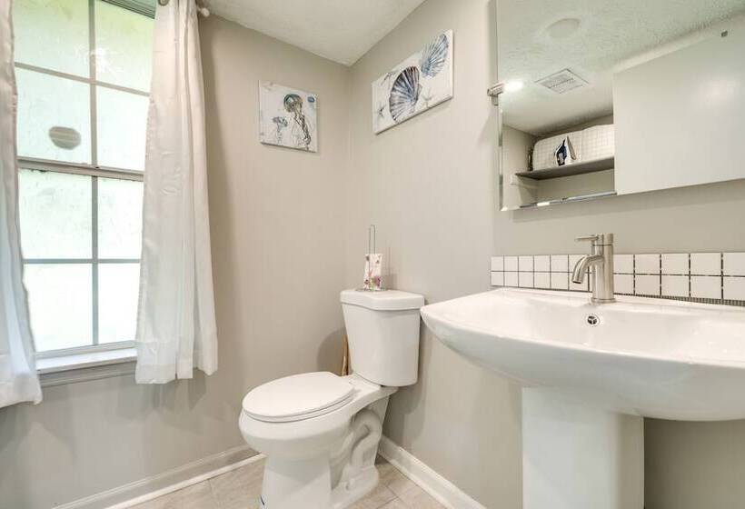 Fairburn Home W/ 2 Decks, Grill & Outdoor Dining!