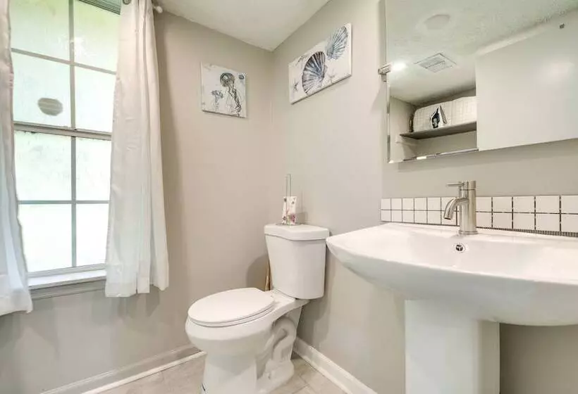 Fairburn Home W/ 2 Decks, Grill & Outdoor Dining!