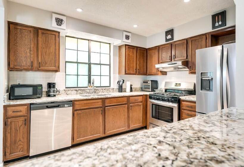 Fairburn Home W/ 2 Decks, Grill & Outdoor Dining!