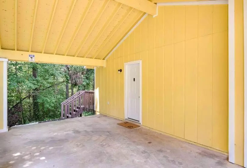 Fairburn Home W/ 2 Decks, Grill & Outdoor Dining!