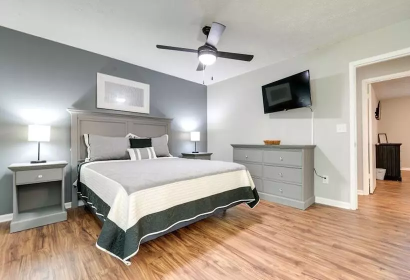 Fairburn Home W/ 2 Decks, Grill & Outdoor Dining!