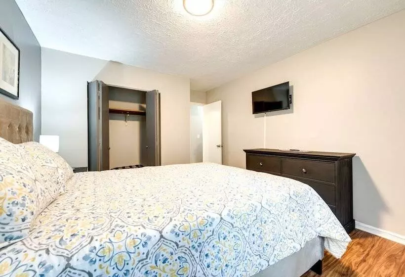 Fairburn Home W/ 2 Decks, Grill & Outdoor Dining!