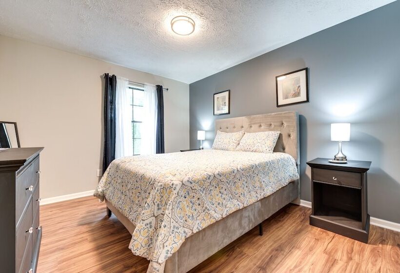 Fairburn Home W/ 2 Decks, Grill & Outdoor Dining!