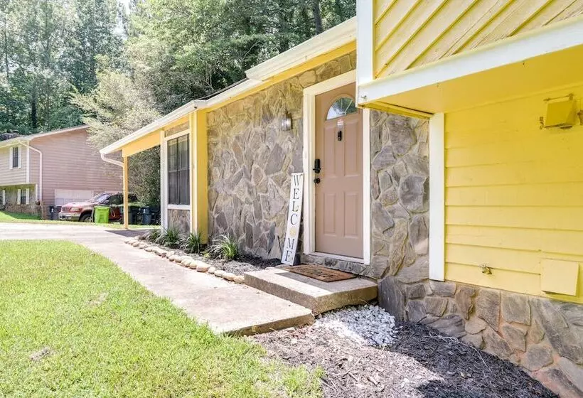 Fairburn Home W/ 2 Decks, Grill & Outdoor Dining!