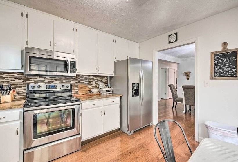 Family Friendly Marietta Home W/ Yard & Porch