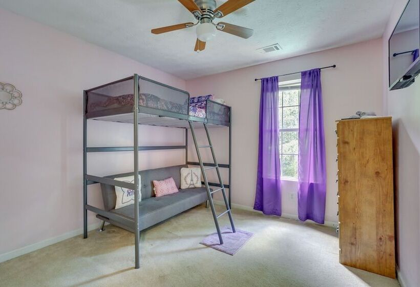 Family Home W/ Yard: 11 Mi To Dtwn Atlanta!