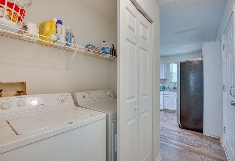 Family Home W/ Yard: 11 Mi To Dtwn Atlanta!