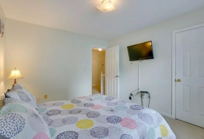 Family Home W/ Yard: 11 Mi To Dtwn Atlanta!