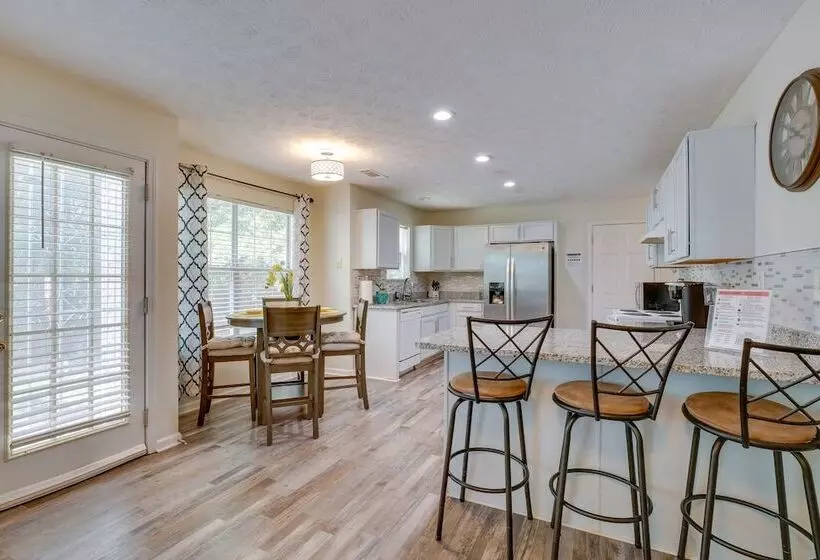 Family Home W/ Yard: 11 Mi To Dtwn Atlanta!