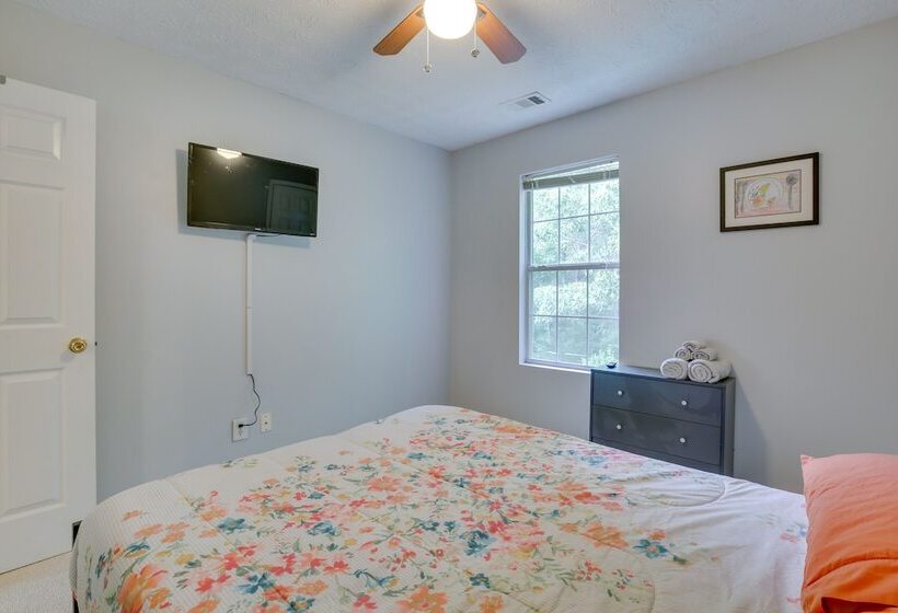 Family Home W/ Yard: 11 Mi To Dtwn Atlanta!