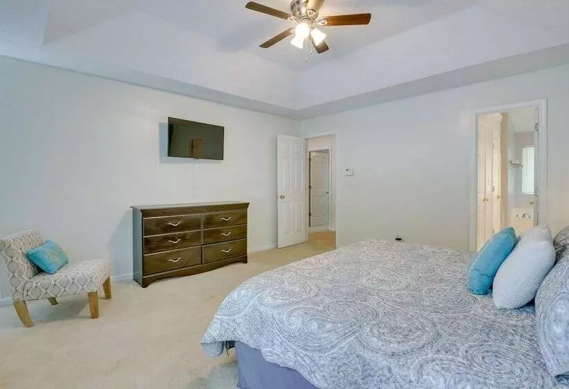 Family Home W/ Yard: 11 Mi To Dtwn Atlanta!