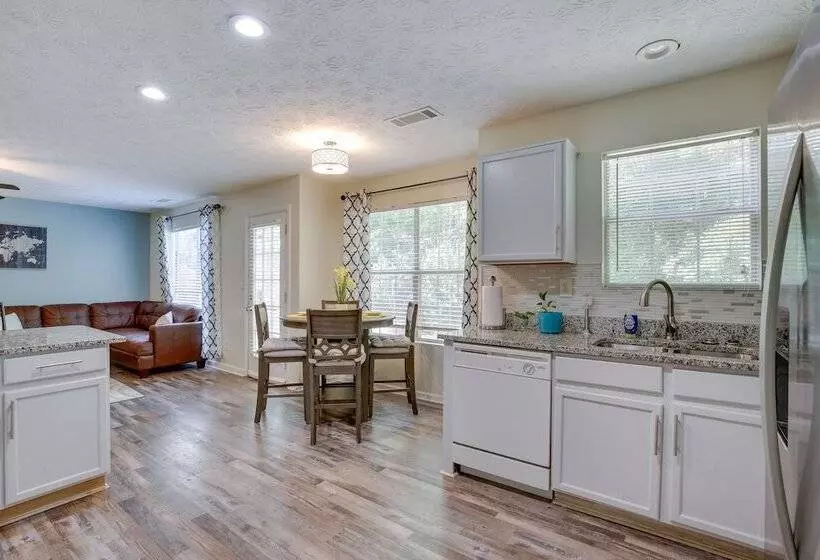 Family Home W/ Yard: 11 Mi To Dtwn Atlanta!