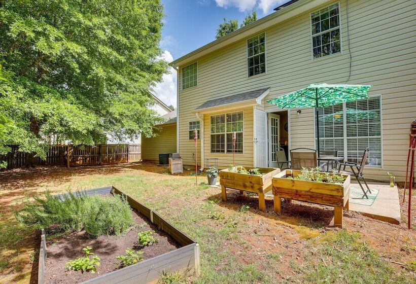 Family Home W/ Yard: 11 Mi To Dtwn Atlanta!
